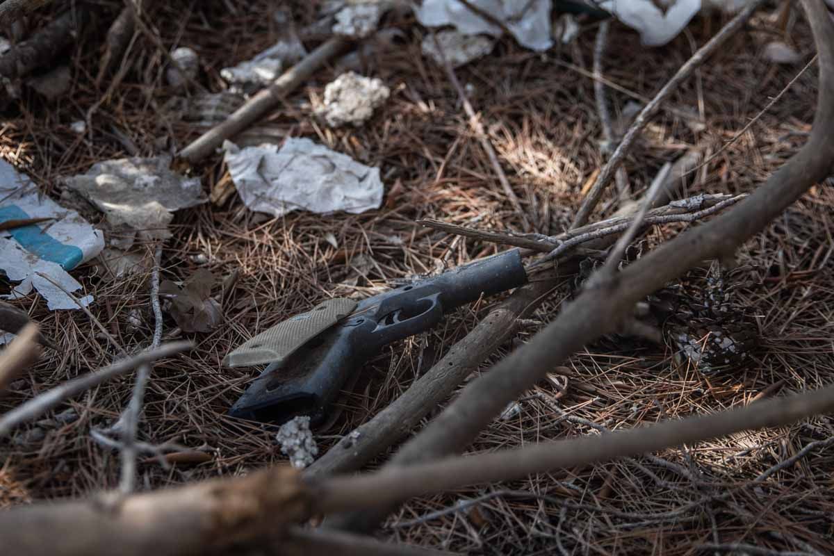 Basura pegada al Patrimonio de Ibiza