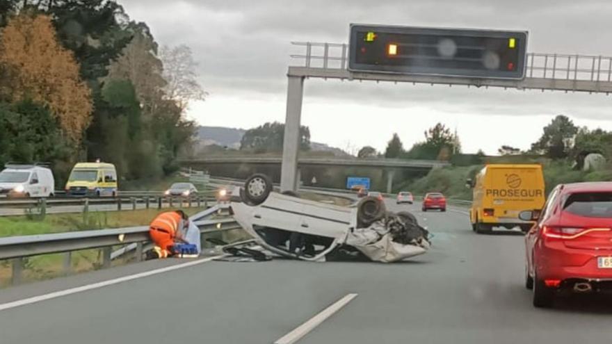 Coche volcado, ayer, en la autopista AP-9, a la altura de Cambre. |   // L. O.