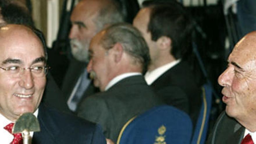 El presidente de Repsol, Antonio Brufau (izda.), junto a su homólogo del Banco Santander, Emilio Botín. i EFE