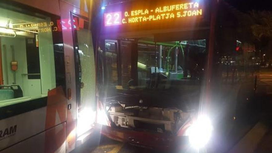 El tren y el autobús chocaron en el cruce entre la avenida de la Costa Blanca y la plaza de A Coruña.