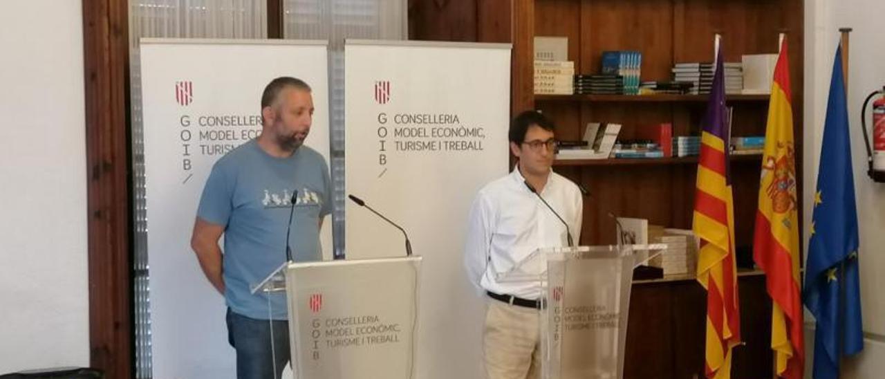 Toni Barceló, presidente de Habtur, y Negueruela ayer en la rueda de prensa en Turismo.  | GOIB