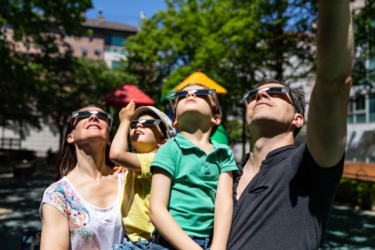 Una de las normas obligatorias para disfrutar del eclipse será protegerse la vista.