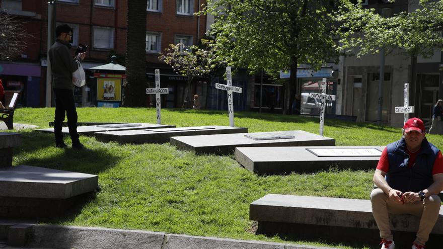 En imágenes: La llamativas lápidas y cruces que han aparecido en parques y jardines de Gijón: &quot;Respiró en este barrio y se piró pal otro barrio&quot;