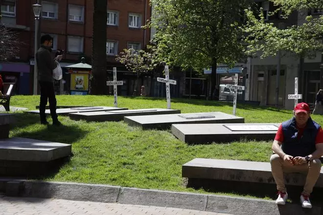 En imágenes: La llamativas lápidas y cruces que han aparecido en parques y jardines de Gijón: "Respiró en este barrio y se piró pal otro barrio"