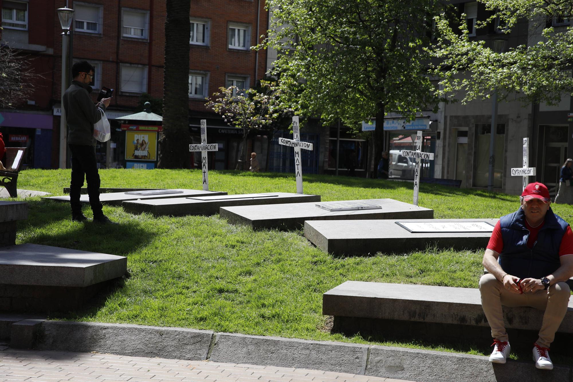 En imágenes: La llamativas lápidas y cruces que han aparecido en parques y jardines de Gijón: &quot;Respiró en este barrio y se piró pal otro barrio&quot;