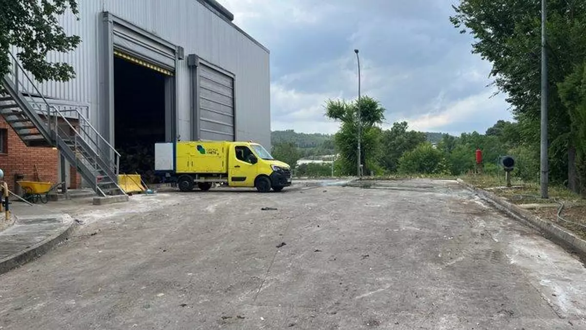 Es liquida la brossa acumulada a l'aire lliure a la incineradora de Campdorà