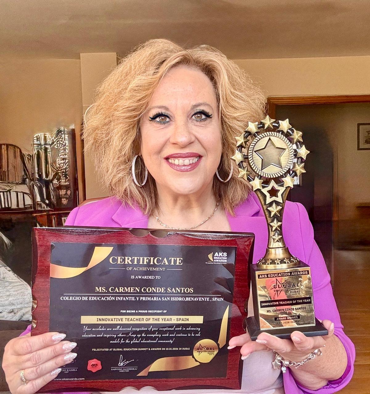 Carmen Conde, con el premio y el diploma de la organización AKS.