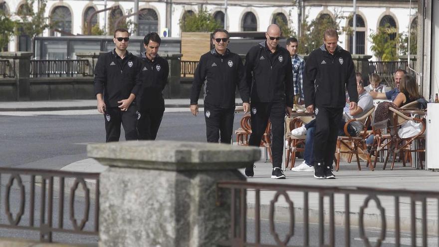 Cesare Prandelli y su cuerpo técnico, en el paseo por A Coruña.