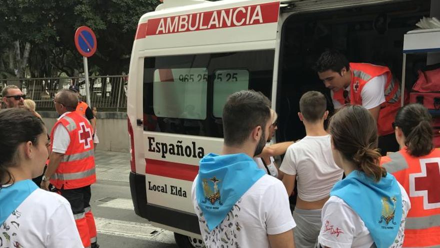 Cruz Roja atendiendo a un joven tras el acto de &quot;Correr la Traca&quot;