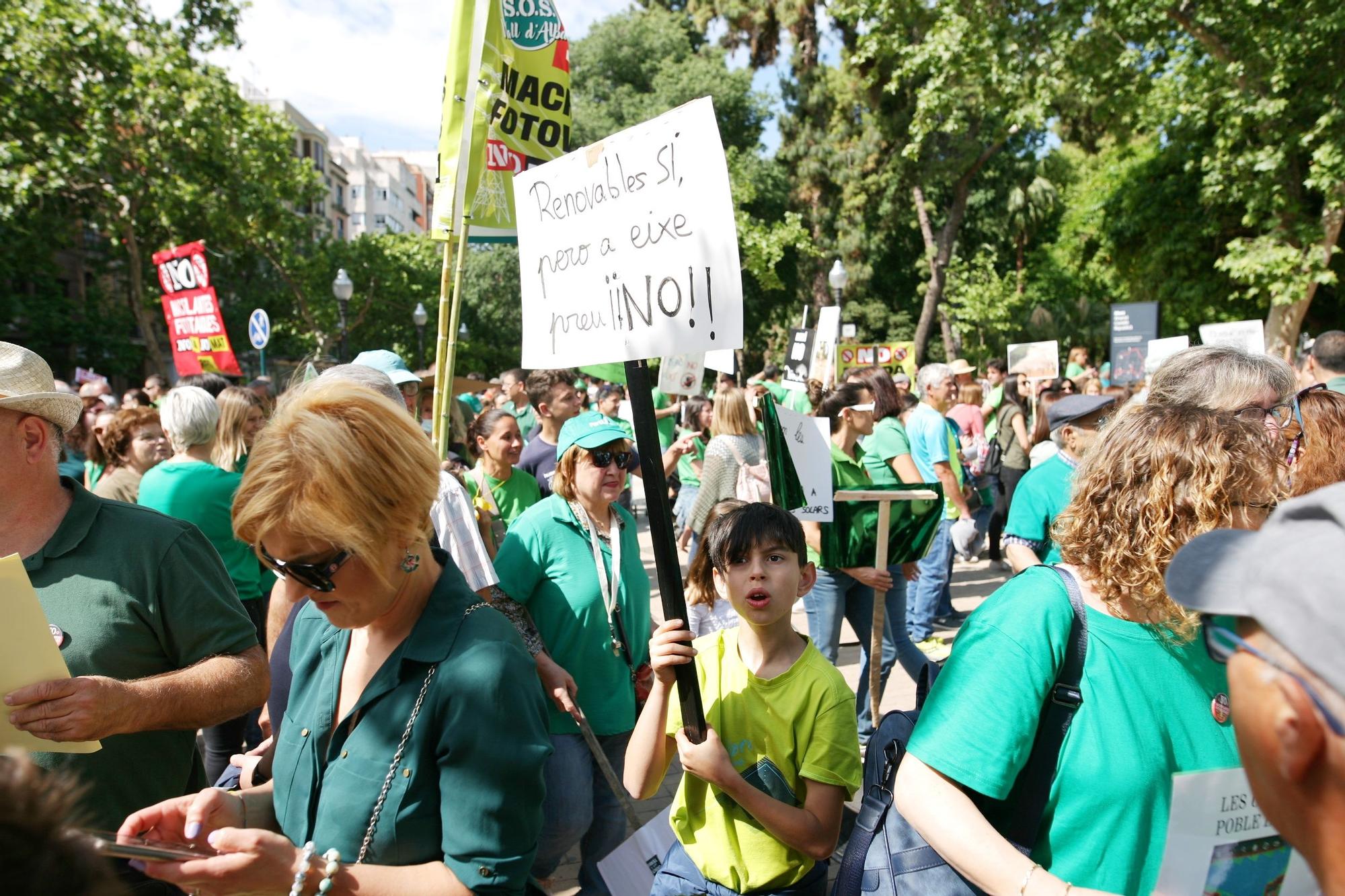 Una marea verde de 52 tractores y 700 personas grita en Castelló no a las macroplantas solares