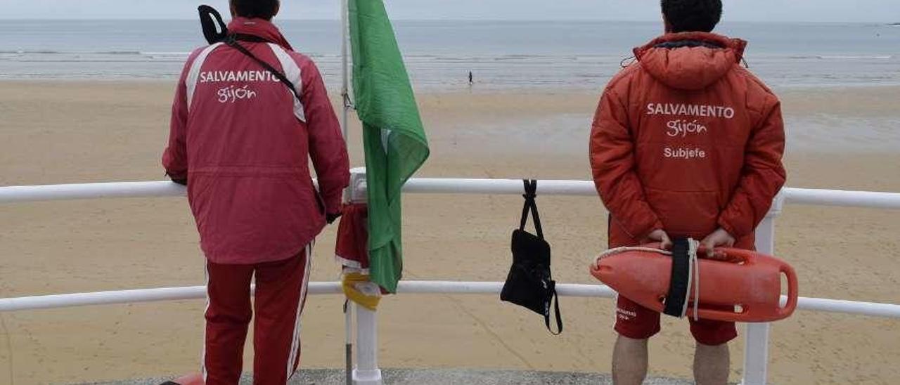 Dos socorristas, en la playa de San Lorenzo el año pasado.