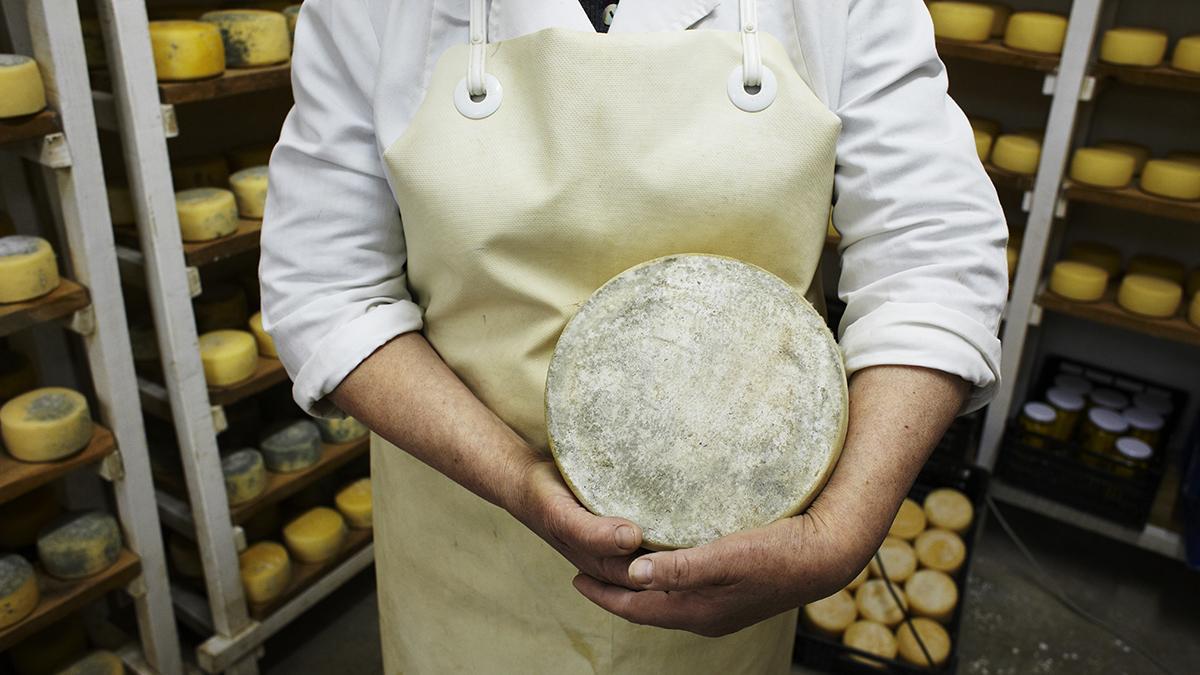 Elaboración de queso artesanal en el Pirineo, una actividad ligada al paisaje y a la ganadería local.