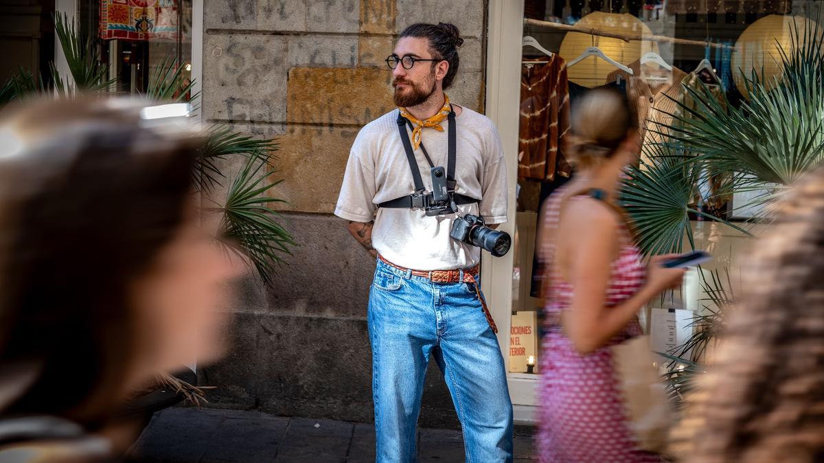 Fabio posa con sus cámaras entre posibles modelos callejeros.