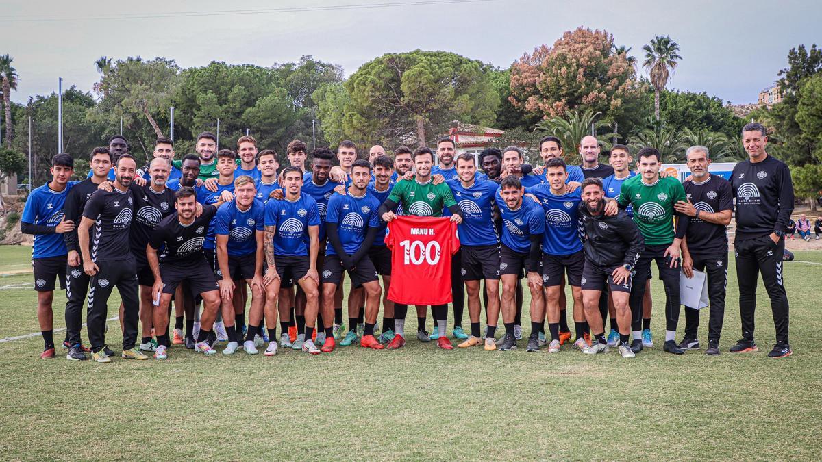 La plantilla posa junto a Manu Herrera con su camiseta conmemorativa por el centenar de partidos con el Intercity