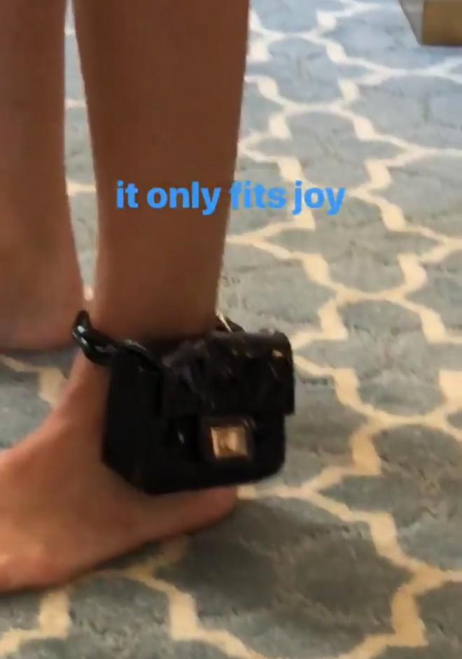 El bolso mini al tobillo de Kendall Jenner