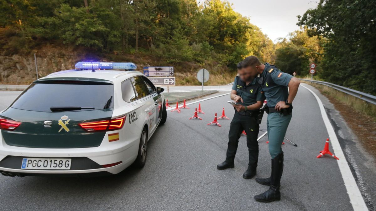 Guardias civiles cortan la carretera a Valeixe