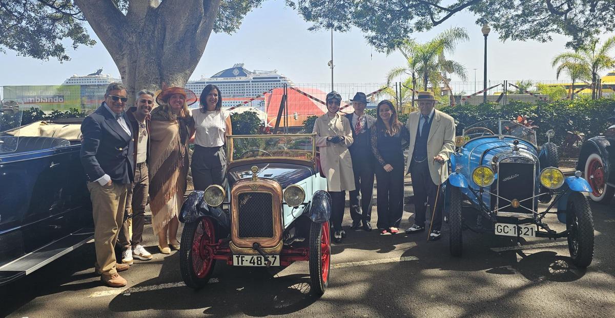 Así han paseado por Santa Cruz los coches antiguos y engalanados