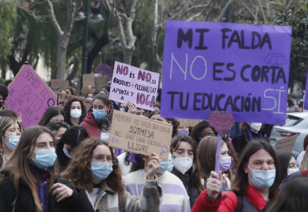 Manifestación de estudiantes de la Facultad de Historia por el 8M, Día de la mujer, en València.