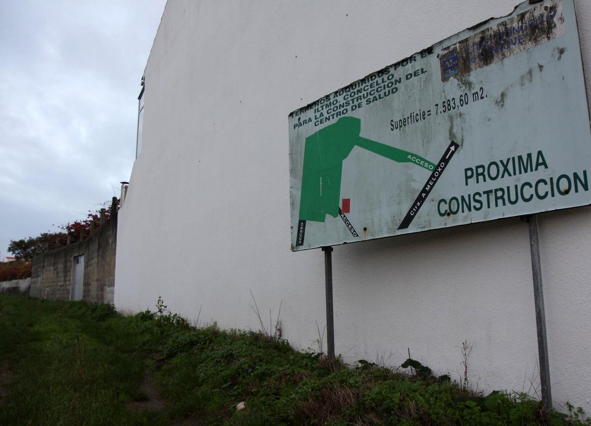 El cartel de "próxima construcción" se colocó hace más de una década.