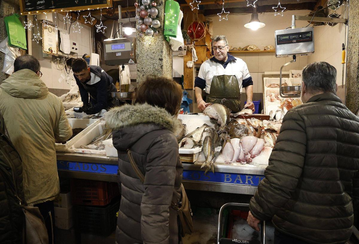 De Santiago a las mesas de Navidad de media España: se disparan los envíos en la Praza de Abastos