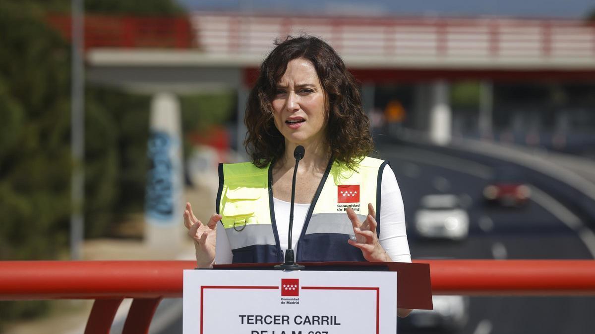 Ayuso "sospecha" de censo electoral y pregunta "con qué rigor" se da "el carné de español"