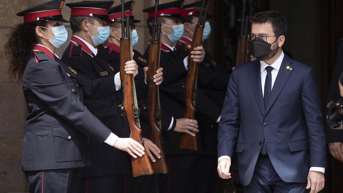 Pere Aragonès, ya investido ’president’, recibe el saludo marcial de los Mossos al salir del Parlament.
