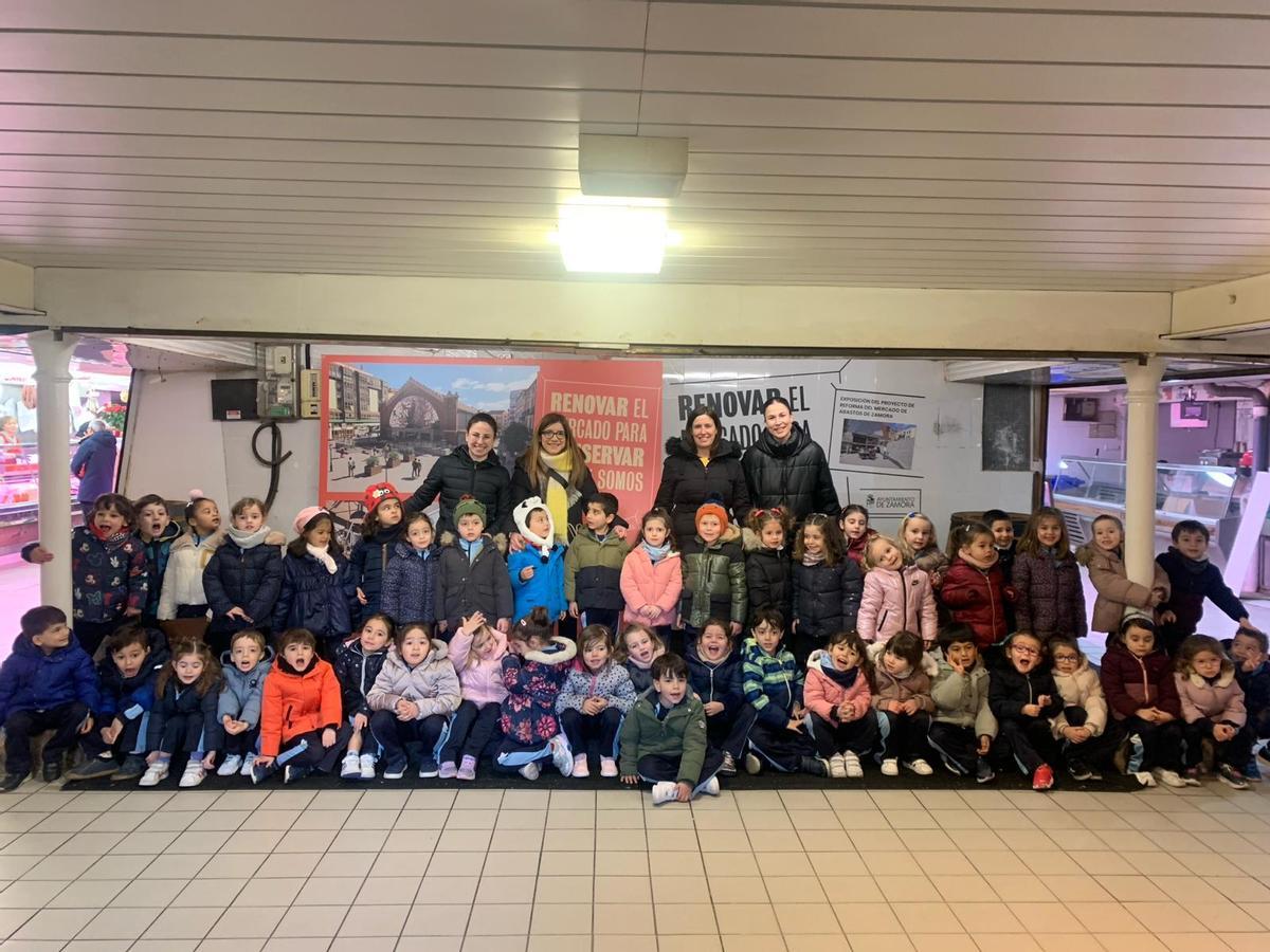 GALERÍA | Visita inesperada en el Mercado de Abastos: los niños de Infantil del Sagrado Corazón de Jesús