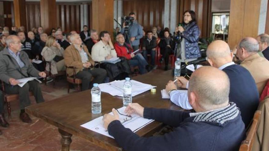 Los residentes en les Amplàries celebraron en la mañana de ayer su asamblea.