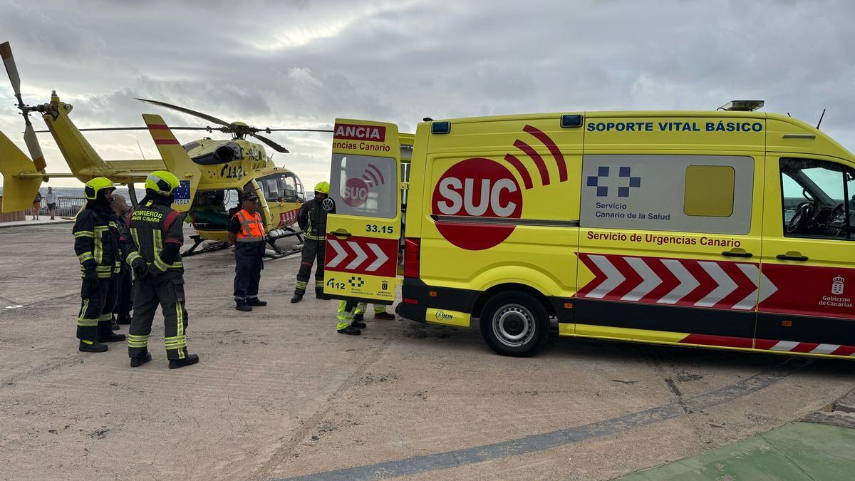Los servicios de emergencia trasladan, este miércoles, al motorista herido en La Aldea