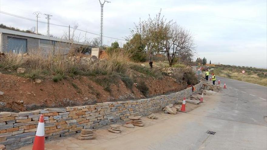 La DPZ construye un pequeño muro junto al andador de la carretera