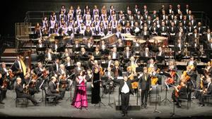 El director y compositor Salvador Brotons con los efectivos que estrenaron ’Cantata de Randa’ en Manacor (Mallorca) el pasado 21 de enero.