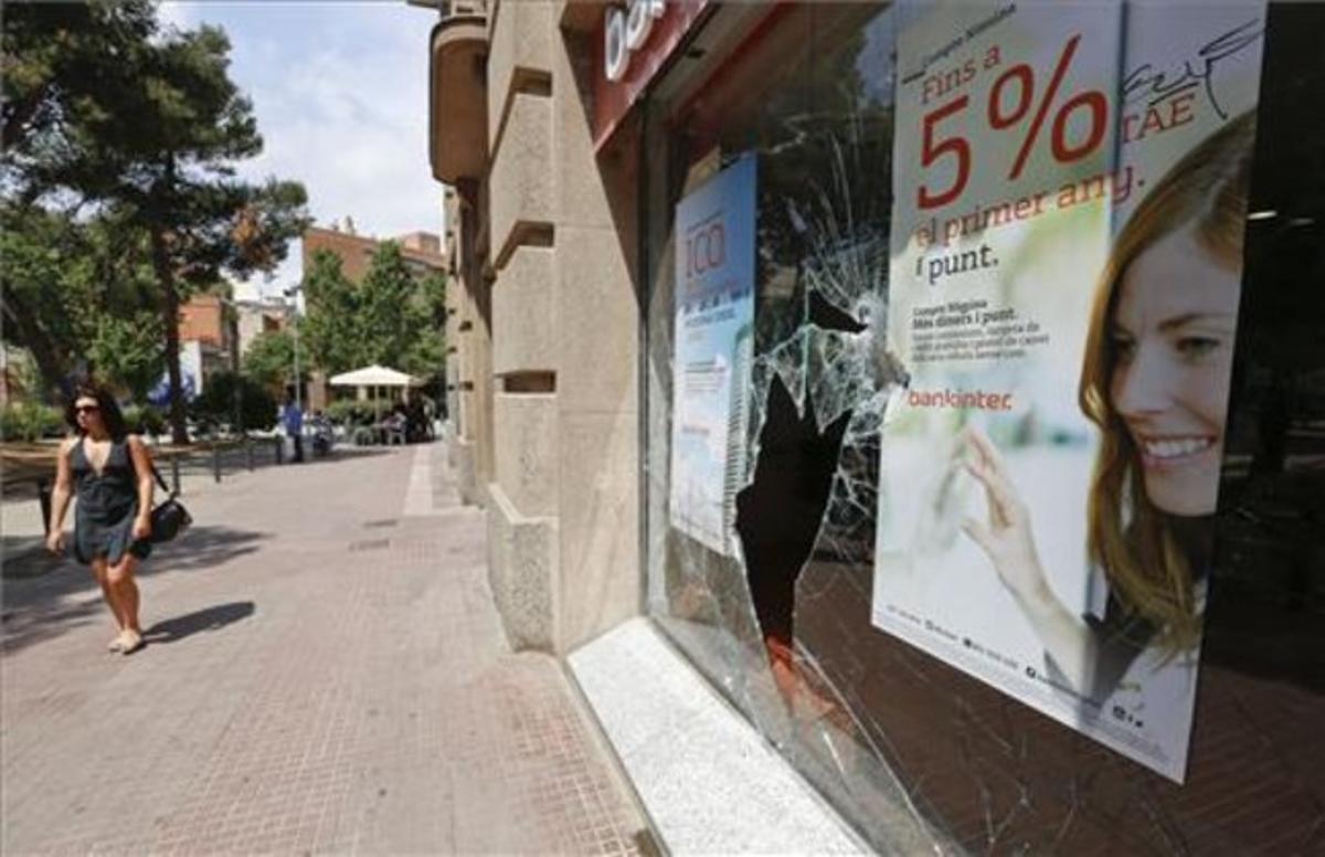 Resultat dels disturbis després de la manifestació de Can Vies al barri de Sants.