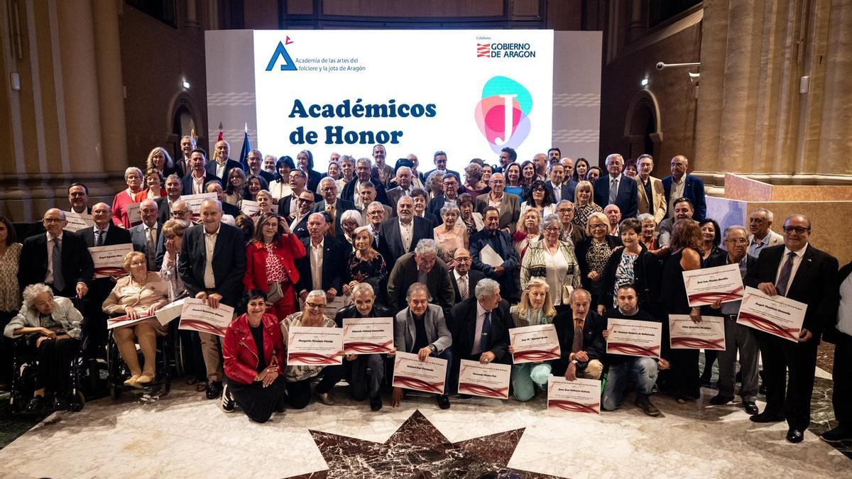 Foto de familia con los nuevos académicos de honor de la jota aragonesa.