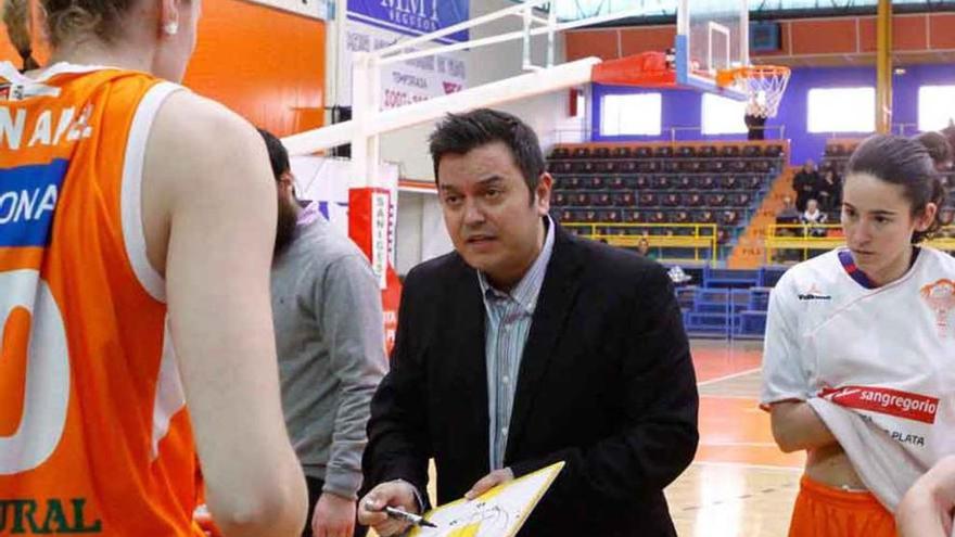 El entrenador da instrucciones durante un partido de la pasada campaña.