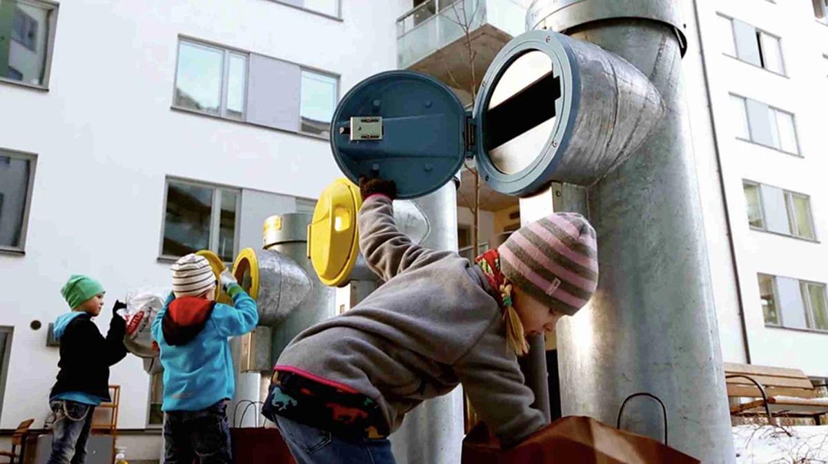 Nens a Suècia utilitzant contenidors de residus al carrer