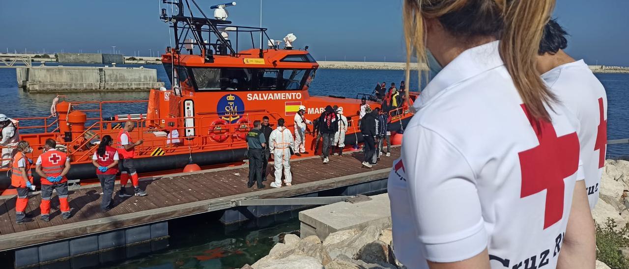 Imagen de la llegada de la patera al puerto de Alicante.