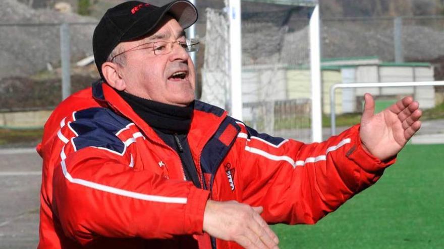 Xiel, dando instrucciones durante un partido en su etapa como entrenador del Praviano.