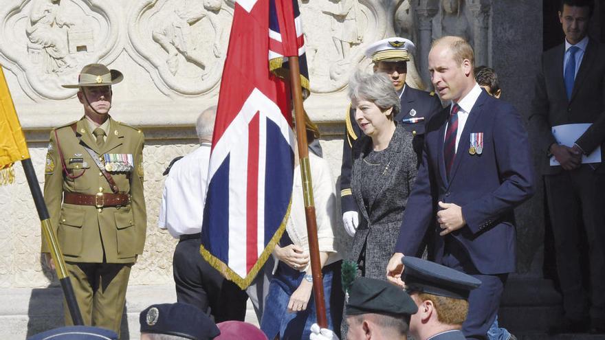 La primera ministra británica y el príncipe Guillermo, en el acto conmemorativo. // Philippe Huguen