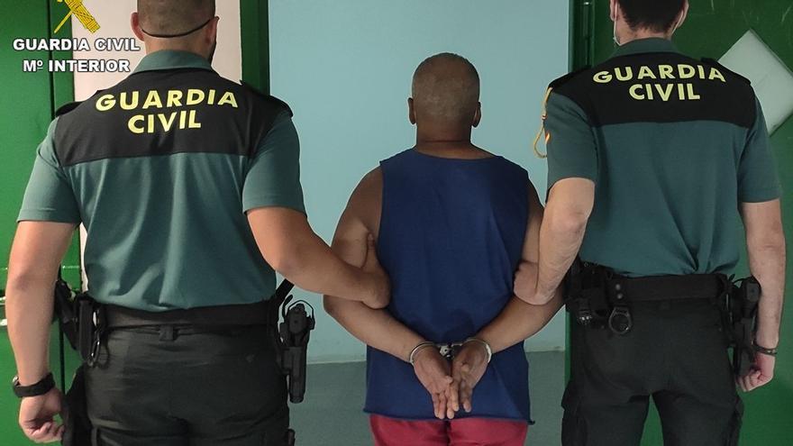 A prisión acusado del asalto con un cuchillo de un domicilio y un apartamento turístico de Benicarló