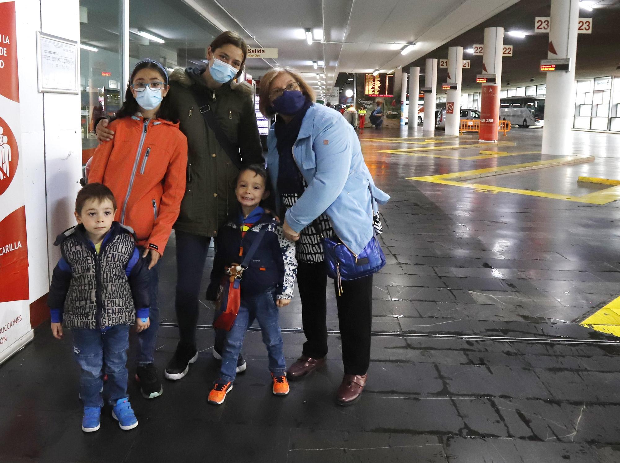 Pilar, con su madre y sus hijos, esperando el autobús para ir a Peñíscola.