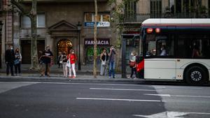 Un autobús de TMB circula por las calles de Barcelona