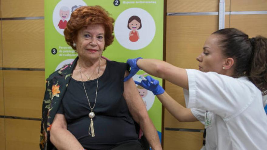 Una mujer mayor de 60 años se vacuna contra la gripe.