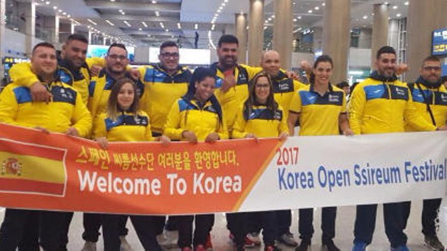 La selección de Canarias que participará en el Festival de Lucha Ssireum a su llegada a Corea del Sur.