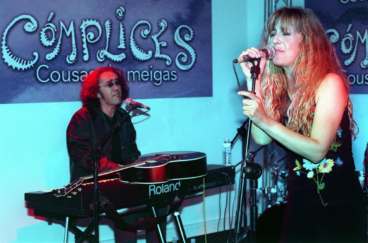 EFE -ANDRES BALLESTEROS-11/05/99-MADRID- EL DUO FORMADO POR TEO CARDALDA Y MARIA MONSONIS, &quot;COMPLICES&quot; DURANTE LA ACTUACION QUE OFRECIERON ESTA TARDE EN LA CASA DE GALICIA,DONDE RECOGIERON EL DISCO DE ORO POR LA VENTA DE MAS DE 70.000 EJEMPLARES DE SU ULTIMO ALBUM &quot;COUSAS DE MEIGAS&quot;