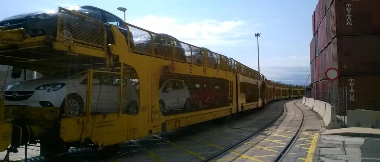 Ferrocarril de mercancías en el acceso de una terminal del Puerto de València.