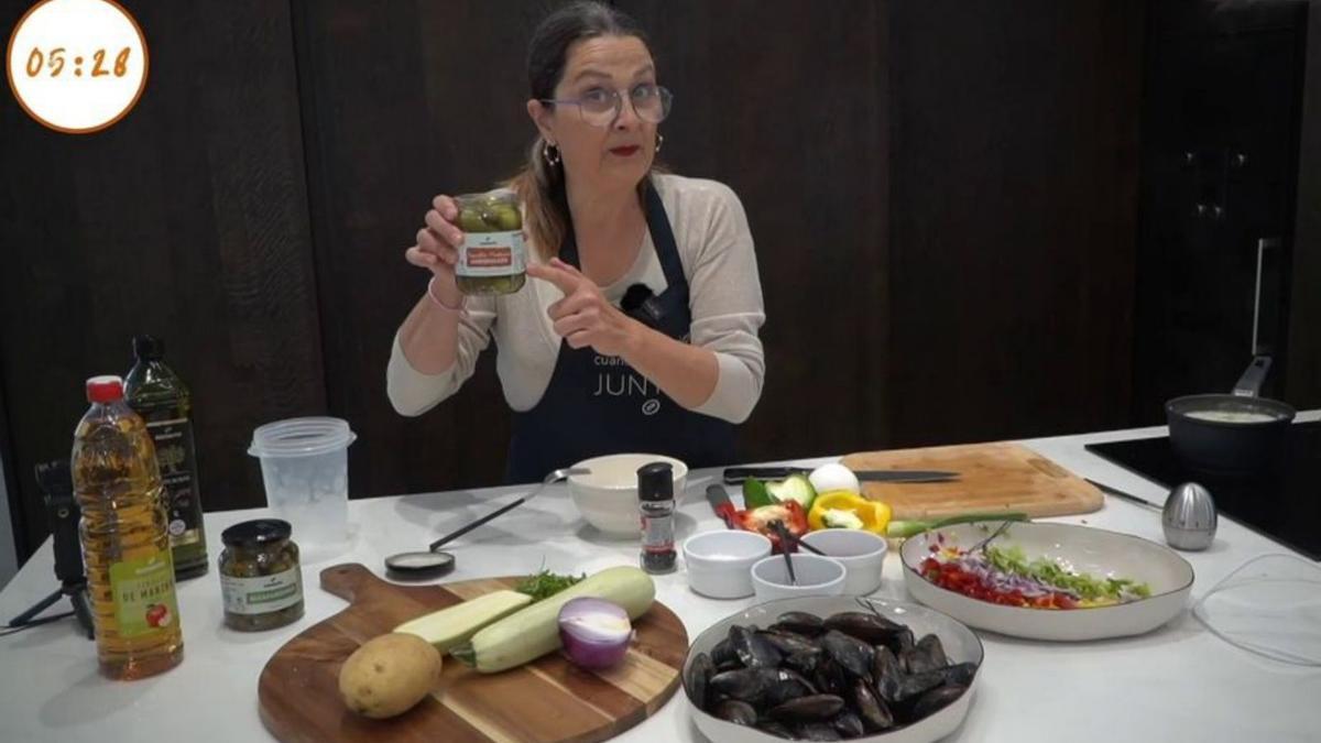 Loles García, durante la preparación de uno de los platos de esta semana.