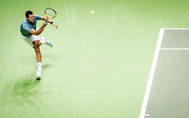 El francés Jo-Wilfried Tsonga devuelve el balón ante el holandés Tallon Griekspoor en el día cuatro de la 46 edición del Torneo Mundial de Tenis ABN AMRO en Rotterdam.