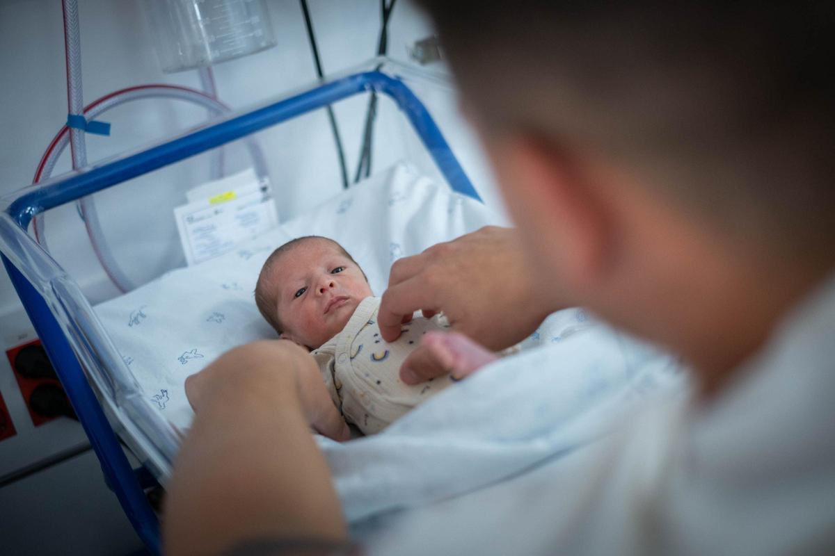 Visita a la nueva zona de cuidados intermedios de Neonatología HUC