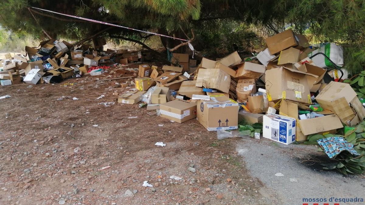 Los Mossos han encontrado un vertido en un descampado en Esplugues