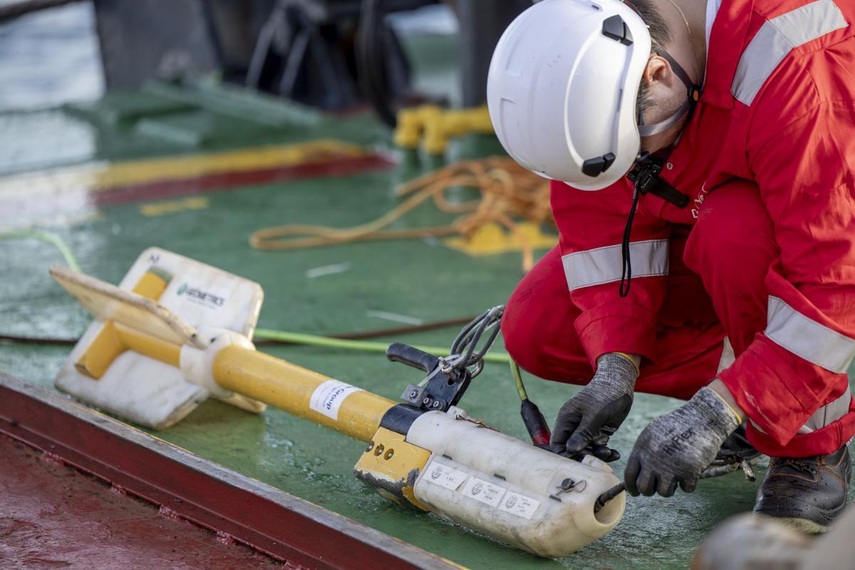 Un técnico de Canalink despliega parte del cable submarinode fibra óptica.